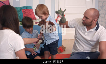 Vater und Mutter spielt Tier Handpuppen mit ihren Jungen Stockfoto