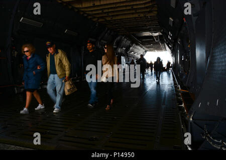 Menschenmassen geben Sie die Travis Air Show, Flügel über Solano, durch den Körper eines US Air Force C-5 M Super Galaxy bei Travis Air Force Base, Calif., am 6. Mai 2017. Die zweitägige Veranstaltung Leistungen durch die US-Armee goldenen Ritter, Thunderbirds, Überführungen und statische wird angezeigt. Stockfoto