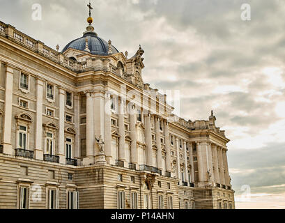 Nordfassade des Königlichen Palast von Madrid (Palacio Real) bei Sonnenuntergang. Blick von Jardines De Sabatini Gärten. Madrid, Spanien. Stockfoto