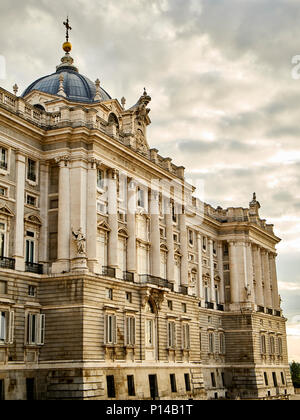 Nordfassade des Königlichen Palast von Madrid (Palacio Real) bei Sonnenuntergang. Blick von Jardines De Sabatini Gärten. Madrid, Spanien. Stockfoto
