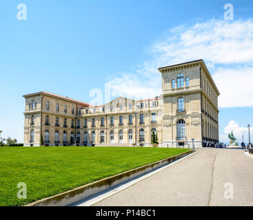 Drei Viertel Vorderansicht des Pharo palace von Napoleon III 1858 erbaut auf einem Felsvorsprung mit Blick auf den Eingang von Marseille Port. Stockfoto