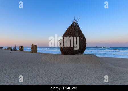Gangneung, Südkorea - Februar 6, 2018: Skulpturen an Gyeongpo Beach in Tainan in der Dämmerung Stockfoto