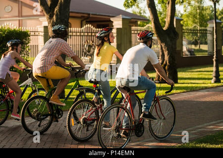 Freunde Radfahren im Park, Ansicht von hinten. Eine Gruppe der Jungen auf dem Fahrrad, Ansicht von hinten. Sommer Urlaub Konzept. Stockfoto