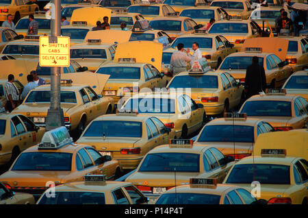 1996 Taxi Wartebereich in LaGuardia Airport, New York City, USA Stockfoto