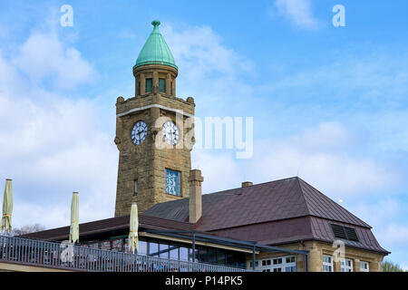 Hamburg, Deutschland - 7 April, 2017: Blick auf St. Pauli Landungsbrücken Pier Station Tower in Hamburg Stockfoto