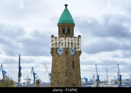 Hamburg, Deutschland - 7 April, 2017: Blick auf St. Pauli Landungsbrücken Pier Station Tower in Hamburg Stockfoto