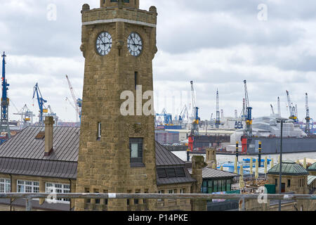 Hamburg, Deutschland - 7 April, 2017: Blick auf St. Pauli Landungsbrücken Pier Station Tower in Hamburg Stockfoto
