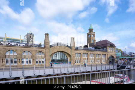 Hamburg, Deutschland - 7 April, 2017: Blick auf St. Pauli's Pier station Landungsbrücken in Hamburg. Stockfoto