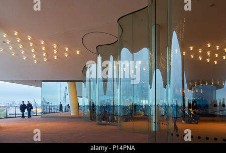 Hamburg, Deutschland - 7. April 2017: Besucher in der Elbphilharmonie in Hamburg Stockfoto