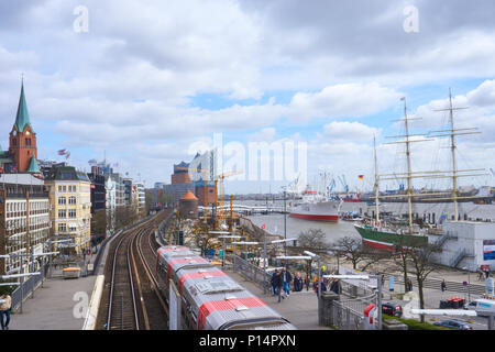Hamburg, Deutschland - 7 April, 2017: Blick auf die Elbphilharmonie Konzertsaal und die Schienen der Bahn im Vordergrund Stockfoto