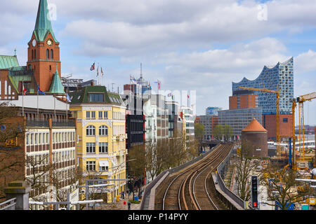 Hamburg, Deutschland - 7 April, 2017: Blick auf die Elbphilharmonie Konzertsaal und die Schienen der Bahn im Vordergrund Stockfoto