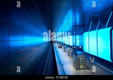 Hamburg, Deutschland - 7. April 2017: U-Bahn station mit blauen Lichtern an der Universität auf die Speicherstadt in Hamburg Stockfoto