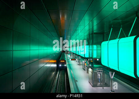 Hamburg, Deutschland - 7 April, 2017: mit dem Zug an der U-Bahn station mit grünen Lichtern an der Universität auf die Speicherstadt in Hamburg Stockfoto