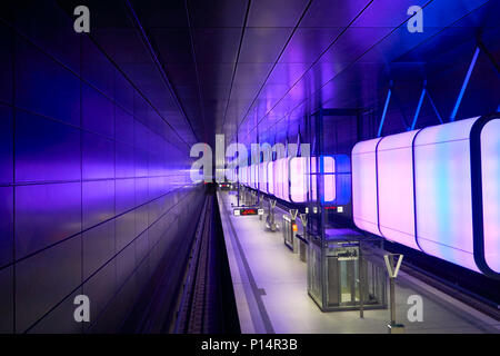 Hamburg, Deutschland - 7. April 2017: U-Bahn station mit violetten Lichtern an der Universität auf die Speicherstadt in Hamburg Stockfoto