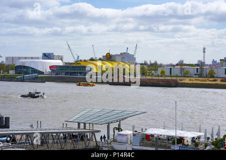 Hamburg, Deutschland - 7 April, 2017: Blick von der anderen Seite der Elbe von der Bühne Theater im Hafen in Hamburg. Stockfoto