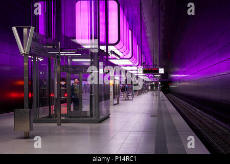 Hamburg, Deutschland - 8 April 2017: U-Bahn station mit violetten Lichtern an der Universität auf die Speicherstadt in Hamburg Stockfoto