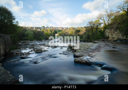 Lange Belichtung Foto des Flusses Swale in Richmond, North Yorkshire Stockfoto