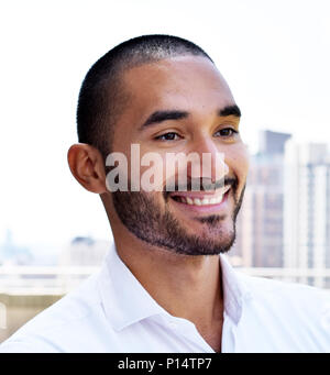 Lächelnd glücklich aussehenden Latino Mann außerhalb - Kopf geschossen Portrait Stockfoto