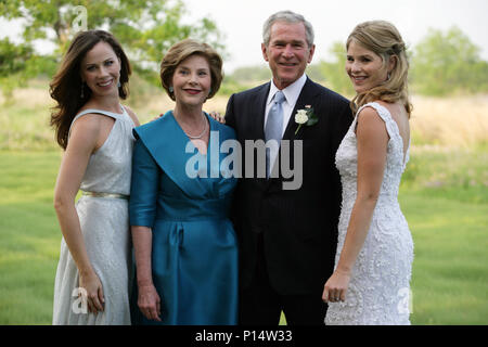 Präsident und Frau Bush stellen mit ihren Töchtern Barbara und Jenna. Präsident George W. Bush und seine Frau Laura Bush pose mit Töchter Jenna und Barbara Samstag, 10. Mai 2008, in der Prairie Chapel Ranch in Crawford, Texas, vor der Hochzeit von Jenna und Henry Hager. Stockfoto