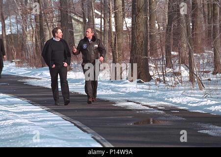 Präsident George W. Bush und Tony Blair, Premierminister des Vereinigten Königreichs, zu Fuß einen Pfad in Camp David Feb.23, 2001, während des Ministerpräsidenten besuchen. Stockfoto