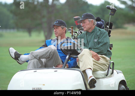 Präsident Bush spielt Golf am Kap Arundel GOLF CLUB MIT SEINEM VATER, George H.W. BUSH (41) Stockfoto