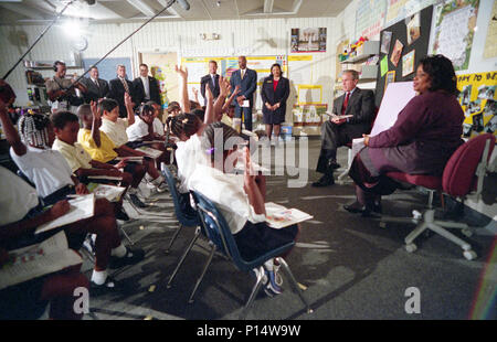 Präsident George W. Bush nimmt an einem lesen Demonstration am Morgen des Dienstag, Sept. 11, 2001, Emma E.Booker Grundschule in Sarasota, Fla. Stockfoto