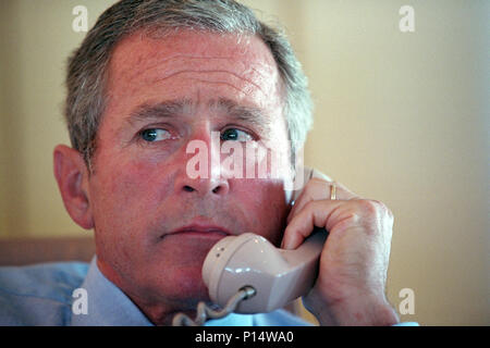 Präsident George W. Bush konferiert mit Mitarbeitern per Telefon Dienstag, Sept. 11, 2001, von seinem Büro an Bord der Air Force One auf dem Flug von Sarasota in Barksdale Air Force Base. Stockfoto