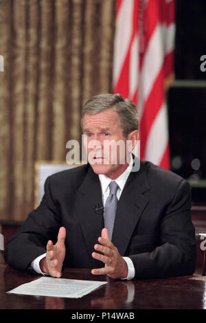 Präsident George W. Bush seine Rede an die Nation Dienstag, Sept. 11, 2001 aus dem Oval Office. Stockfoto