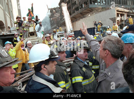 Präsident George W. Bush Wellen zu einem Rettung Arbeiter Freitag, Sept. 14, 2001 während einer Tournee der Standort des World Trade Center Terroranschlag in New York City. Stockfoto