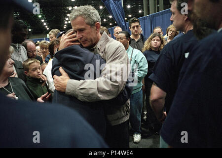 Präsident George W. Bush Konsolen Familien von Opfern des Terroranschlags Freitag, Sept. 14, 2001, bei einem Besuch in New York City. Stockfoto