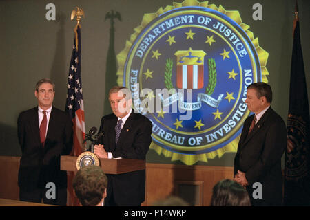 Präsident George W. Bush Adressen Medien Dienstag, Sept. 25, 2001, während einer Tour von FBI-Zentrale mit dem Regisseur Robert Mueller, Links, und Attorney General John Ashcroft. Stockfoto