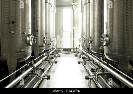 Distillery - Edelstahl Tanks. Stockfoto