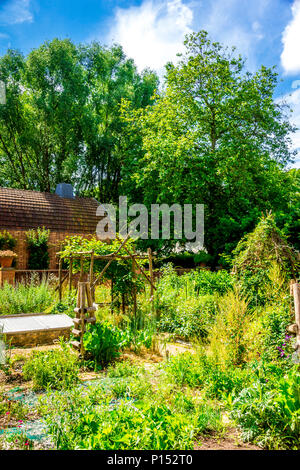 Der Parc de Bercy ist ein großer und abwechslungsreicher Park in Paris, Frankreich Stockfoto