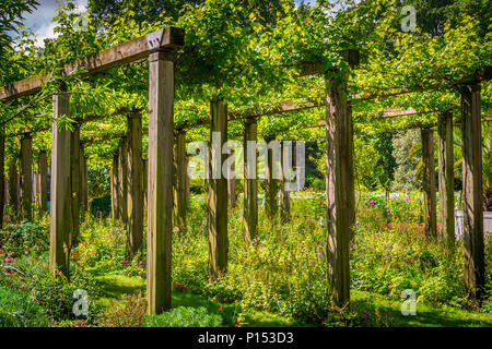 Der Parc de Bercy ist ein großer und abwechslungsreicher Park in Paris, Frankreich Stockfoto