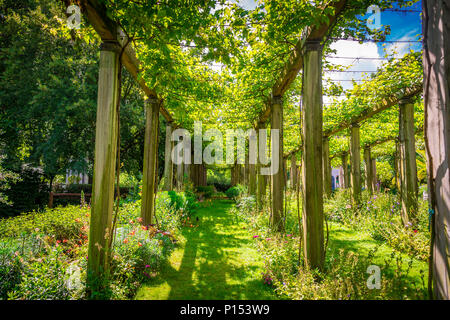 Der Parc de Bercy ist ein großer und abwechslungsreicher Park in Paris, Frankreich Stockfoto