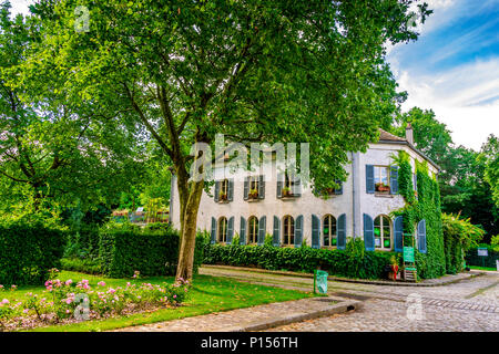 Der Parc de Bercy ist ein großer und abwechslungsreicher Park in Paris, Frankreich Stockfoto