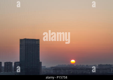 Skyline von Neu Belgrad (Novi Beograd) bei Sonnenuntergang von der Festung Kalemegdan gesehen. Das Wahrzeichen des Bezirks, Usce, ein Symbol der socia Stockfoto