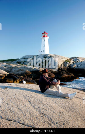 Ein älterer Mann sitzt am Meer und Leben betrachten Stockfoto