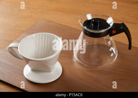 Keramik hand Filterkaffee Brewer (tropfer) und Glas Server (Karaffe) Stockfoto