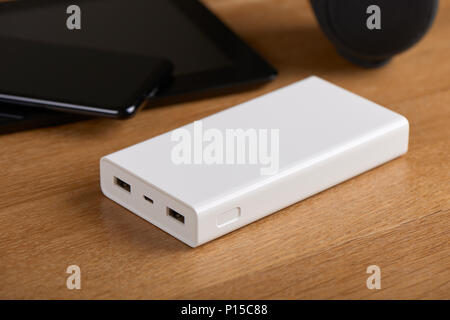 Weiß externe Akku (Power Bank) auf einem hölzernen Hintergrund Stockfoto