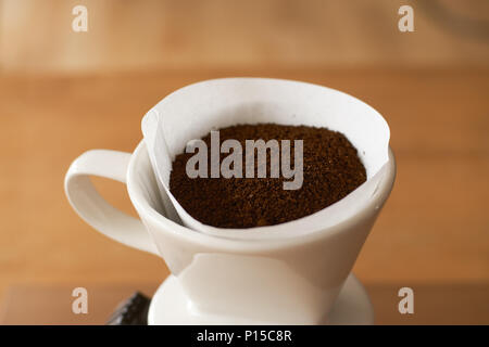 Keramik hand Filterkaffee Brewer (tropfer) und tropft gemahlenen Kaffee Stockfoto