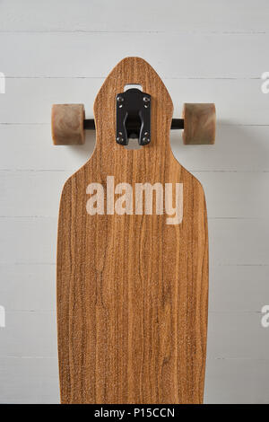 Holz Muster Tropfen durch Art pintail longboard Deck auf einem weißen Hintergrund Stockfoto