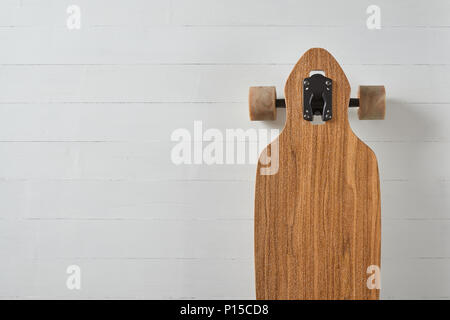 Holz Muster Tropfen durch Art pintail longboard Deck auf einem weißen Hintergrund Stockfoto