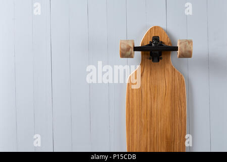 Holz Muster unten Pintail geformte Longboard auf einen Himmel blauer Hintergrund Stockfoto