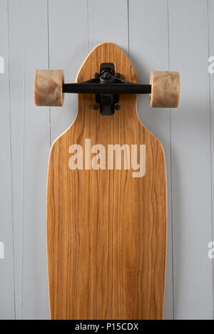 Holz Muster unten Pintail geformte Longboard auf einen Himmel blauer Hintergrund Stockfoto