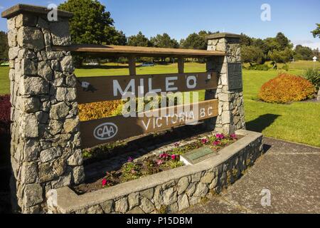 Historisches Mile Zero Monument auf dem Trans Canada Highway im Beacon Hill Park, James Bay auf Vancouver Island, Victoria British Columbia Stockfoto