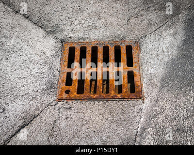 Alten rostigen Straße Gitter in der Nähe des Meeres in Cres (Kroatien) Stockfoto