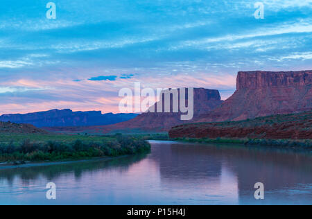 Rosafarbener Sonnenuntergang am Colorado River mit zwei felsformationen in butte in der Nähe von Moab und Arches National Park, Utah, USA. Stockfoto