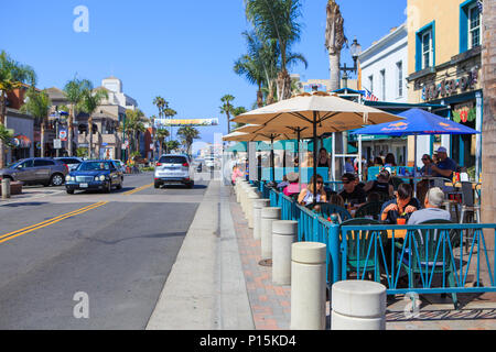 Restaurants und Essen im Freien auf der Main Street Huntington Beach Kalifornien USA Stockfoto