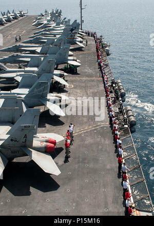 Arabischen Golf (5. Mai 2017) Segler die Schienen Mann an Bord der Flugzeugträger USS George H.W. Bush (CVN 77) wie die dänische Fregatte HDMS Peter Willemoes (F 362) fährt den Arabischen Golf. Das Schiff ist in den USA der 5. Flotte Bereich für Maßnahmen zur Erhöhung der Sicherheit des Seeverkehrs auf die Verbündeten und Partnern zu beruhigen bereitgestellt, und der Freiheit der Schiffahrt und des freien Handels in der Region erhalten. Stockfoto